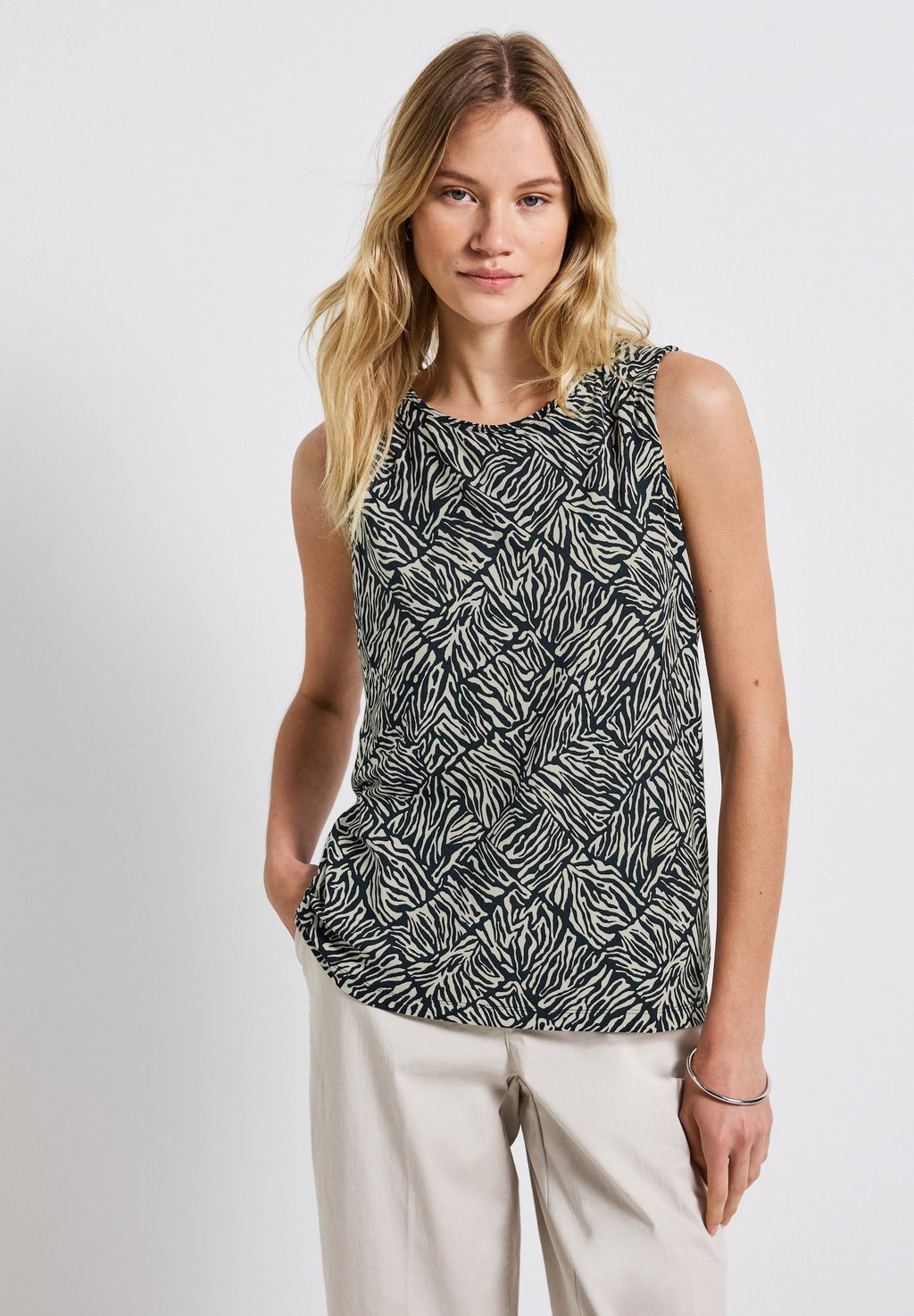 Топ GEMUSTERTES BASIC Street One, металлик зеленый
Топ GEMUSTERTES BASIC Street One, металлик зеленый