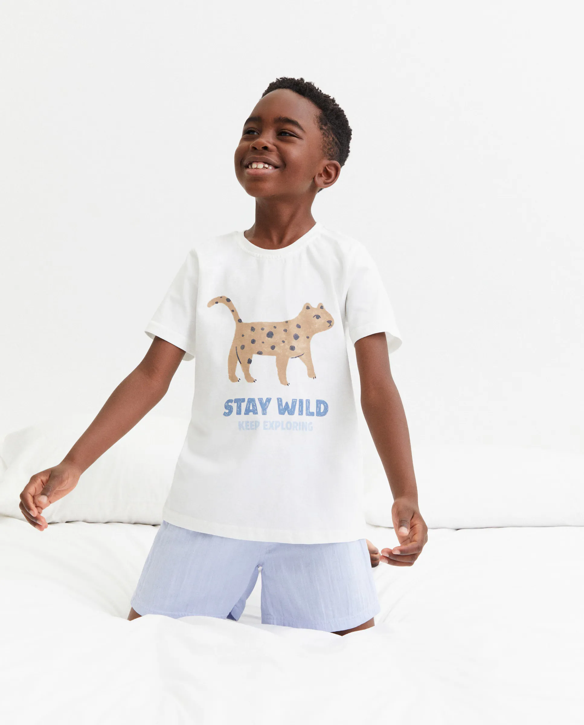 Детская пижама-коротка с футболкой в принт и однотонными шортами Cotton Juice, белый 
Детская пижама-коротка с футболкой в принт и однотонными шортами Cotton Juice, белый