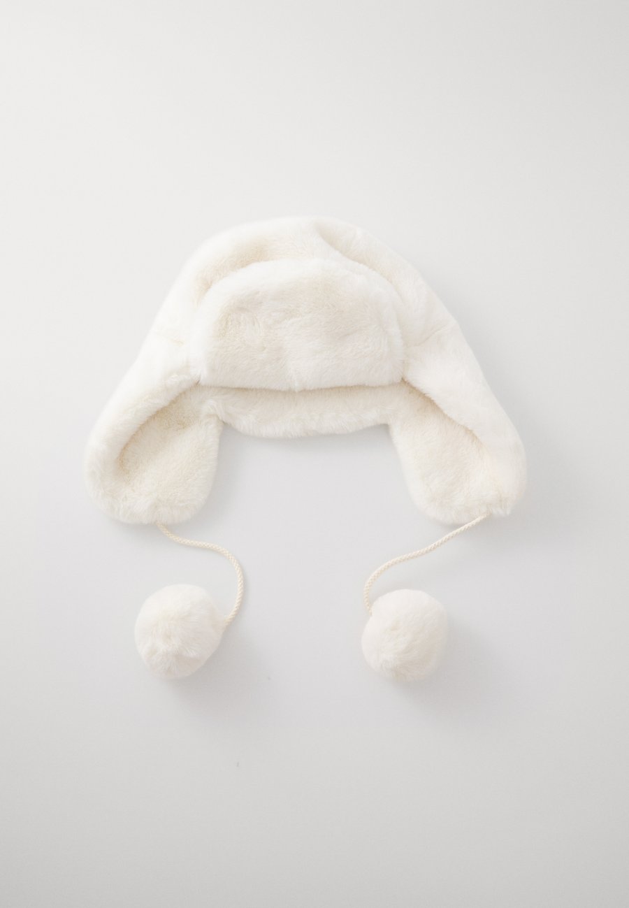 Шапка Guess LARISSA CAP, Cream White/Off-White
Шапка Guess LARISSA CAP, Cream White/Off-White