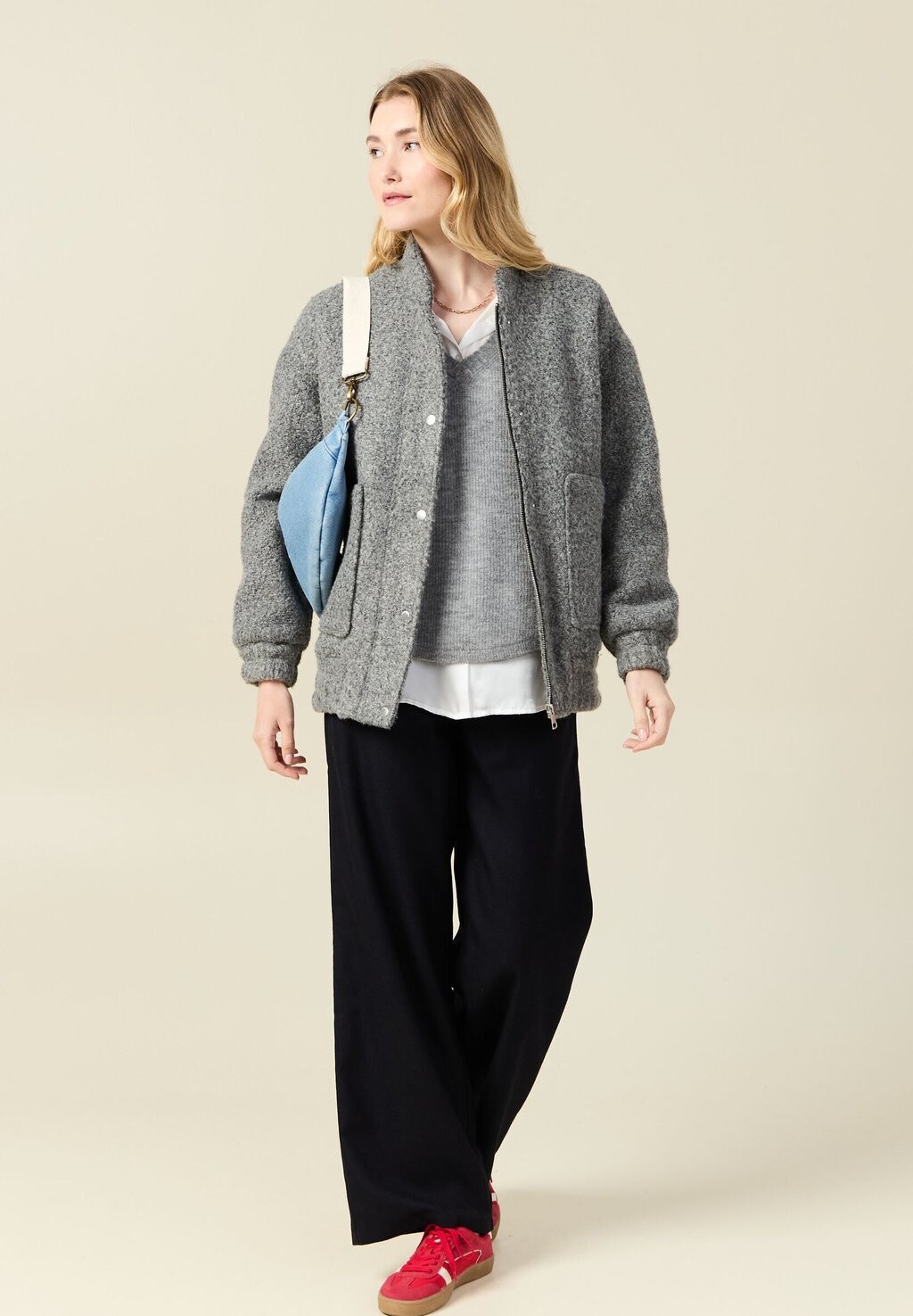 Джемпер MIT LANGEN ÄRMELN V-AUSSCHNITT BONOBO Jeans, светло-серый 
Джемпер MIT LANGEN ÄRMELN V-AUSSCHNITT BONOBO Jeans, светло-серый