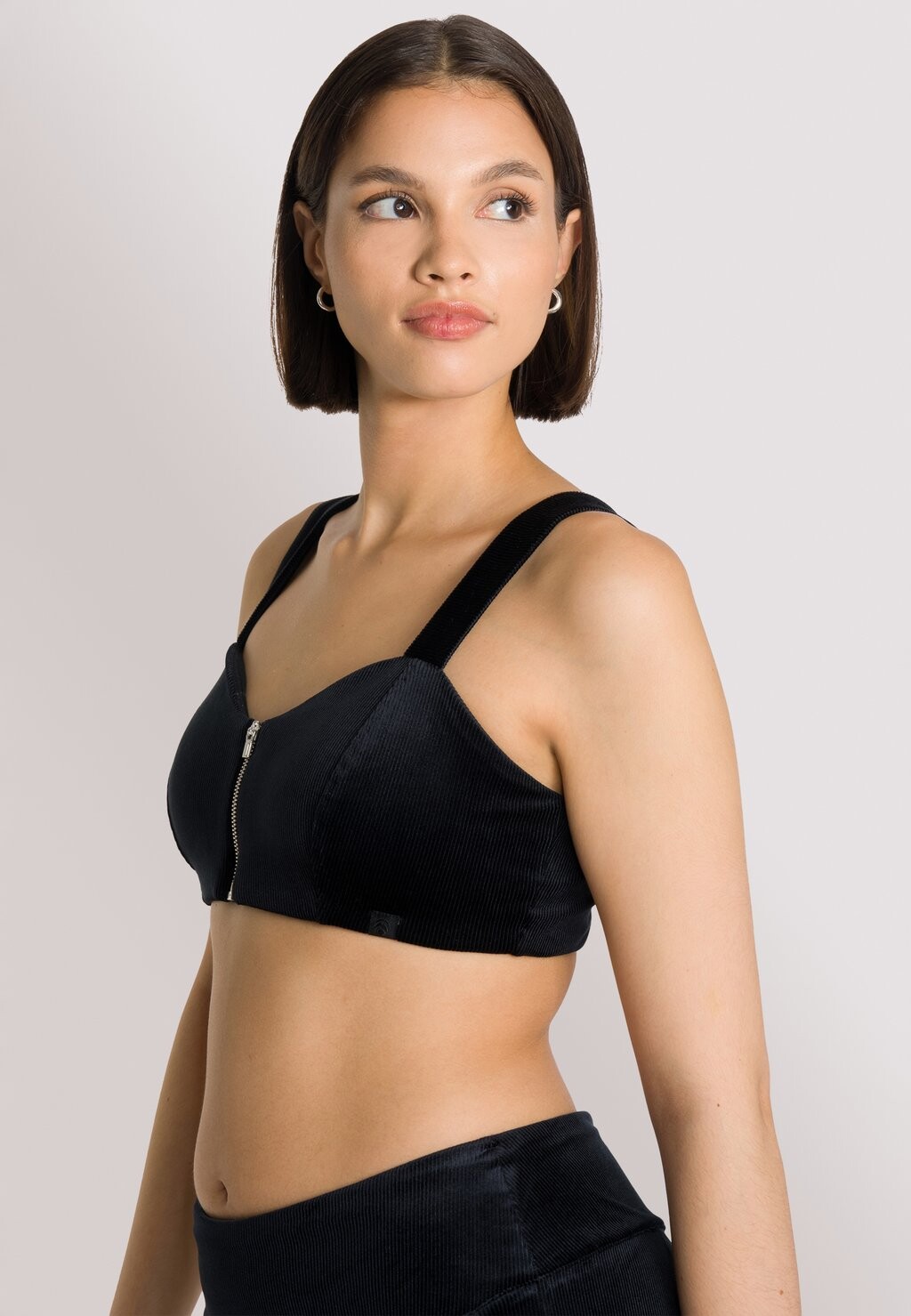 Спортивный бюстгальтер средней поддержки OCEANSAPART, черный 
Спортивный бюстгальтер средней поддержки OCEANSAPART, черный