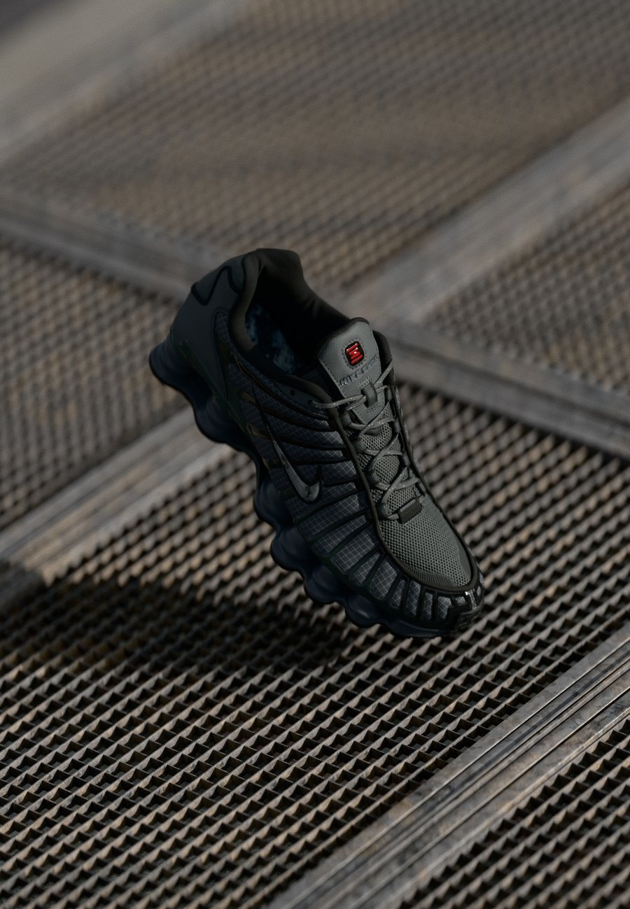 Кроссовки Nike Sportswear SHOX TL NA10, Iron Grey/Metallic Silver-Coloured/Black/Light Smoke Grey/Dark Smoke Grey/Grey
Кроссовки Nike Sportswear SHOX TL NA10, Iron Grey/Metallic Silver-Coloured/Black/Light Smoke Grey/Dark Smoke Grey/Grey