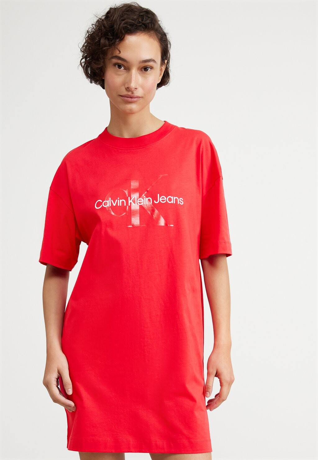 Платье из джерси Monologo Boyfriend T-Shirt Dress Calvin Klein Jeans, цвет candy apple
Платье из джерси Monologo Boyfriend T-Shirt Dress Calvin Klein Jeans, цвет candy apple