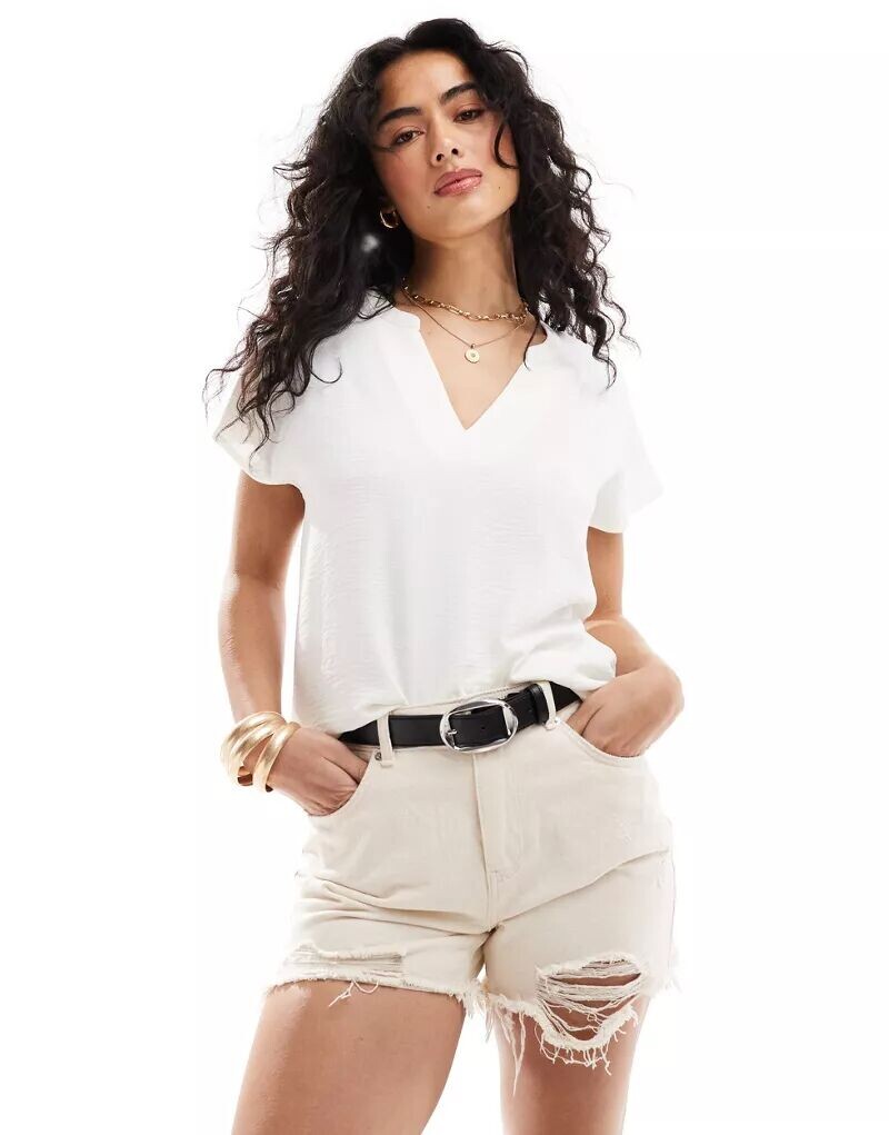 Белая блузка с короткими рукавами JDY с V-образным вырезом
Белая блузка с короткими рукавами JDY с V-образным вырезом