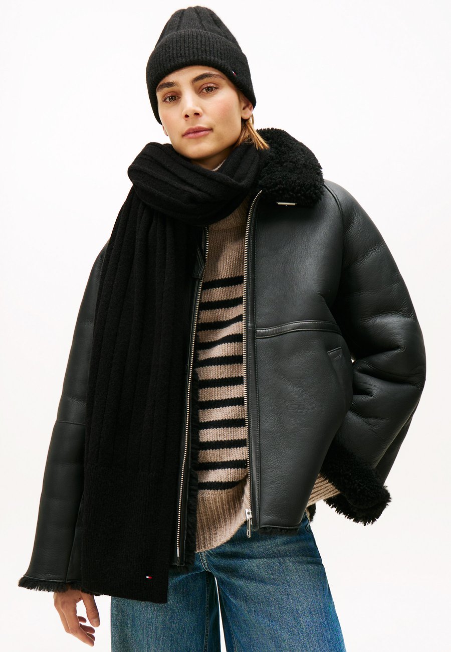 Шапка Tommy Hilfiger TH FLAG FLUFFY BEANIE SCARF SET , Black
Шапка Tommy Hilfiger TH FLAG FLUFFY BEANIE SCARF SET , Black