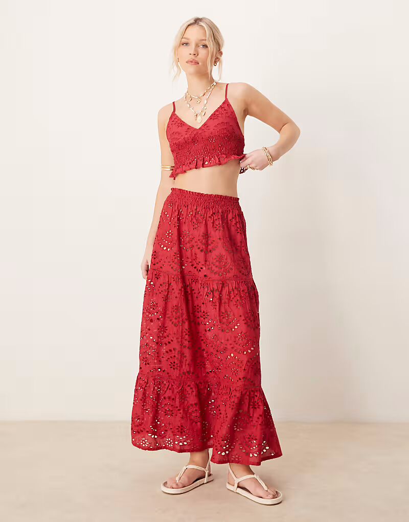 Пляжная юбка макси Iisla & Bird с вышивкой вишнево-красного цвета
Пляжная юбка макси Iisla & Bird с вышивкой вишнево-красного цвета