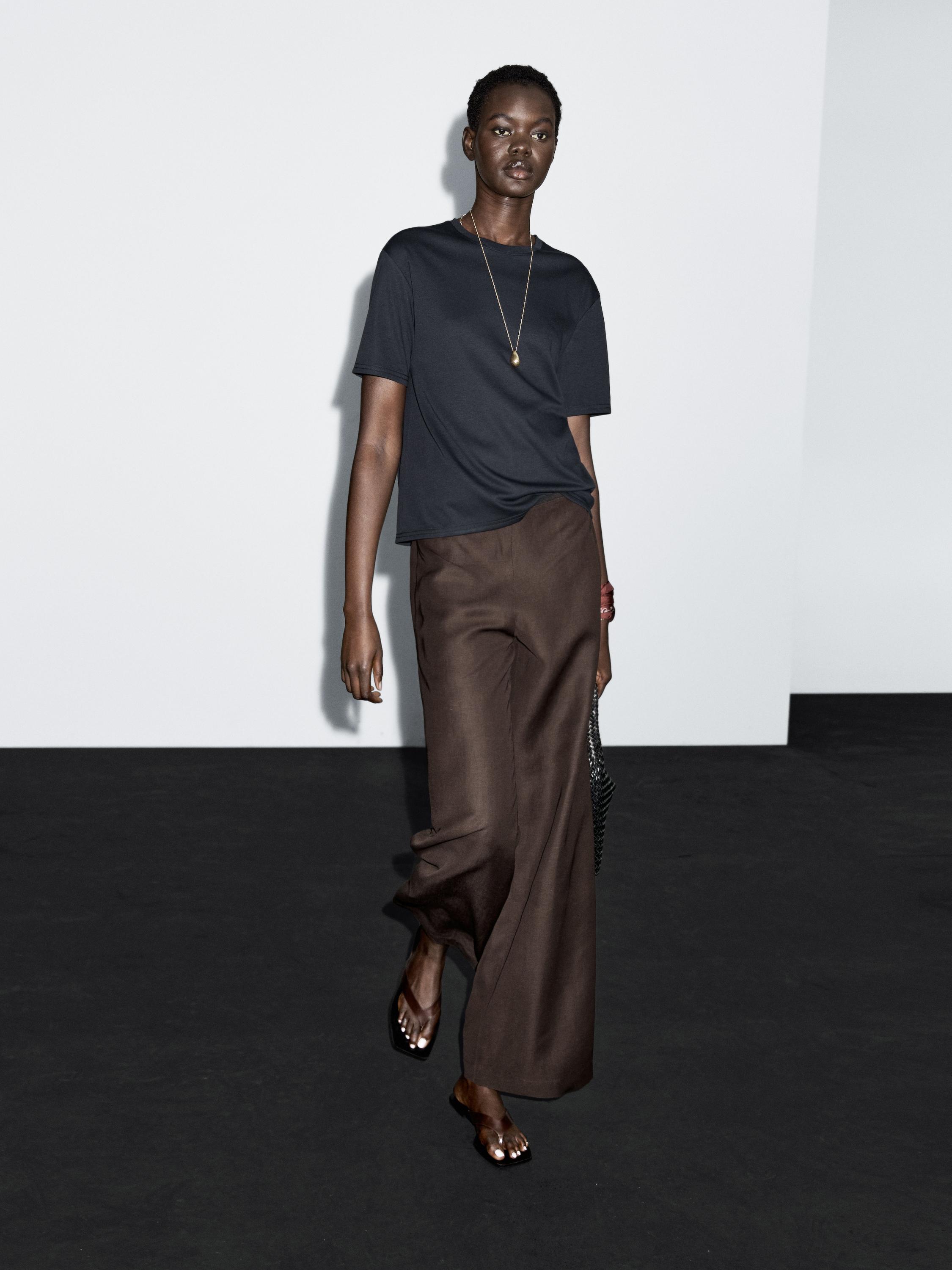 Футболка с коротким рукавом и декоративным швом сзади Massimo Dutti, темно-синий
Футболка с коротким рукавом и декоративным швом сзади Massimo Dutti, темно-синий