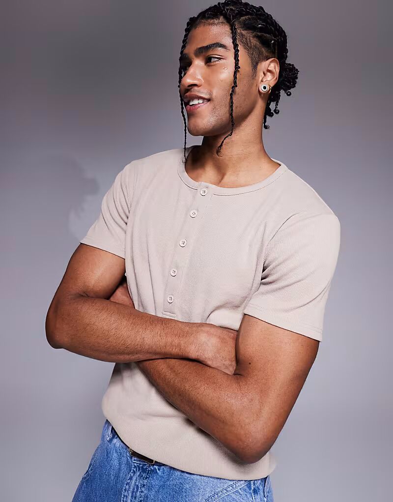 Футболка ASOS DESIGN muscle fit в рубчик с воротником-хенли бежевого цвета
Футболка ASOS DESIGN muscle fit в рубчик с воротником-хенли бежевого цвета