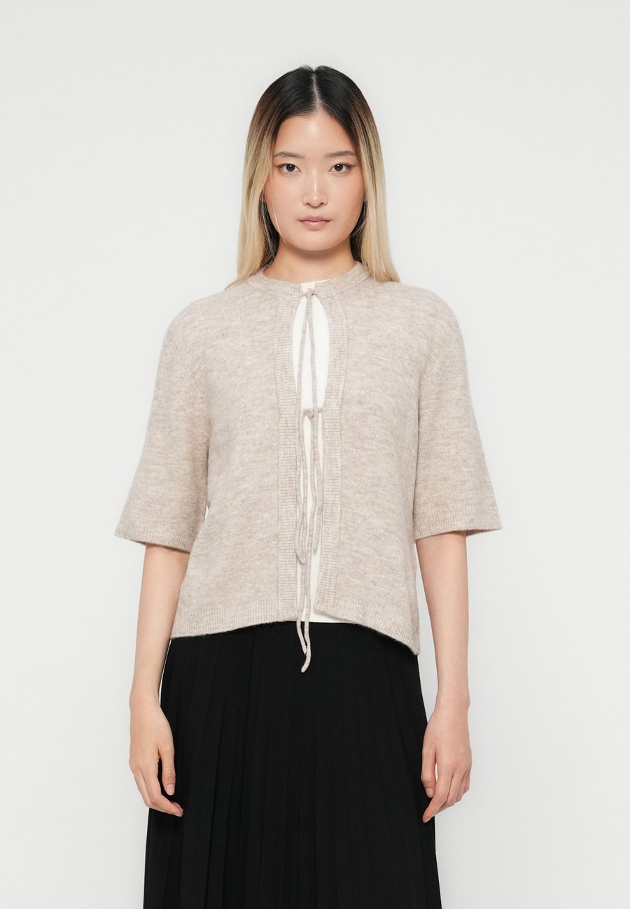 Кардиган ONLY ONLSIMONI CARDIGAN, Pumice Stone/Sand
Кардиган ONLY ONLSIMONI CARDIGAN, Pumice Stone/Sand