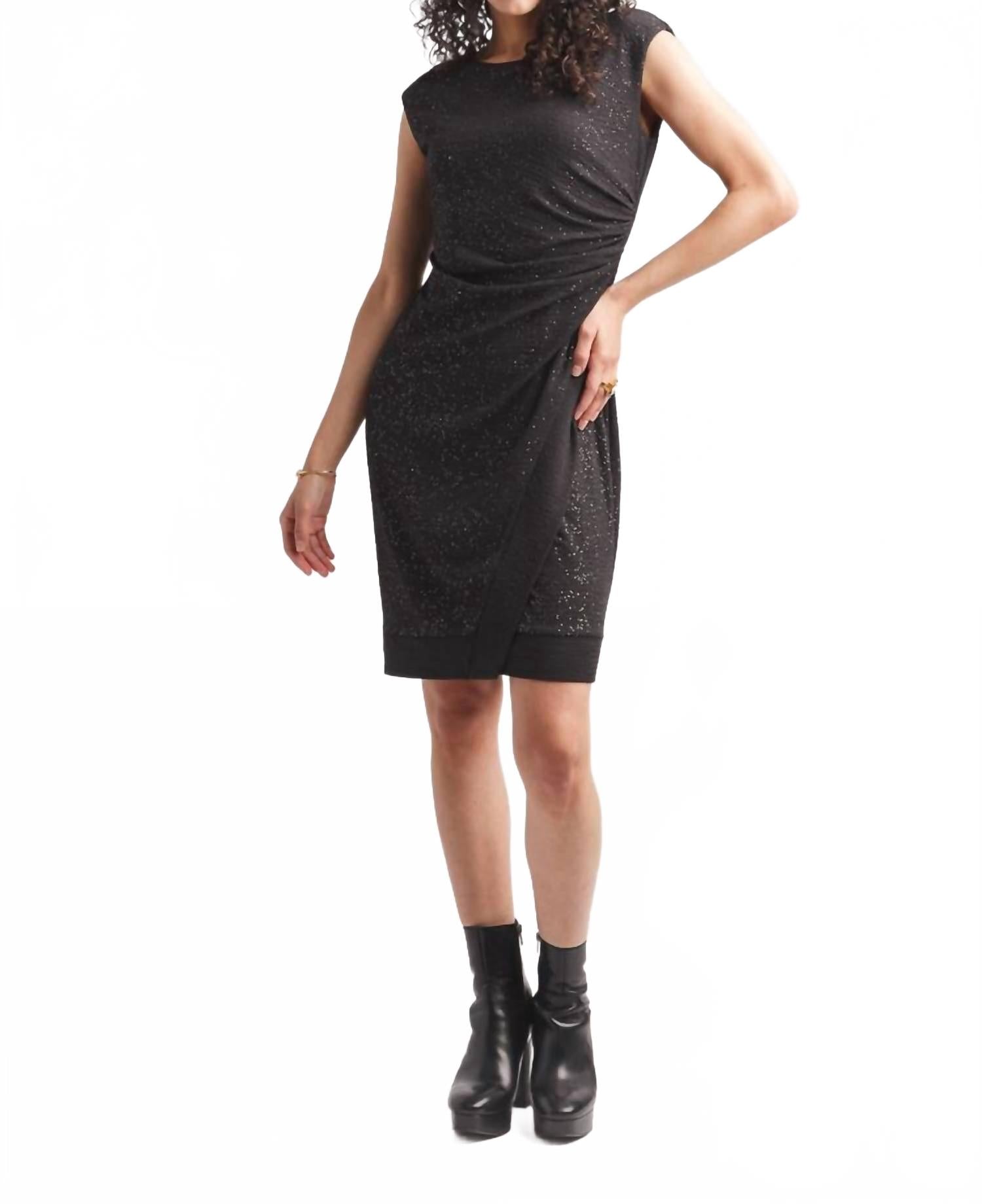 Papillon Блестящее эластичное платье черного цвета
Papillon Блестящее эластичное платье черного цвета