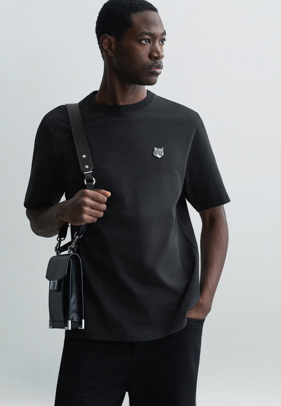 Футболка Maison Kitsuné FOX HEAD COMFORT TEE, Black, Черный, Футболка Maison Kitsuné FOX HEAD COMFORT TEE, Black
Футболка Maison Kitsuné FOX HEAD COMFORT TEE, Black, Черный, Футболка Maison Kitsuné FOX HEAD COMFORT TEE, Black