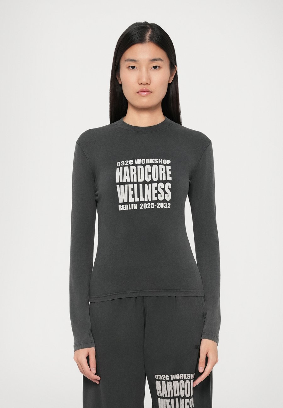 Топ 032c HARDCORE WELLNESS TIGHT LONGSLEEVE, Black/Anthracite
Топ 032c HARDCORE WELLNESS TIGHT LONGSLEEVE, Black/Anthracite