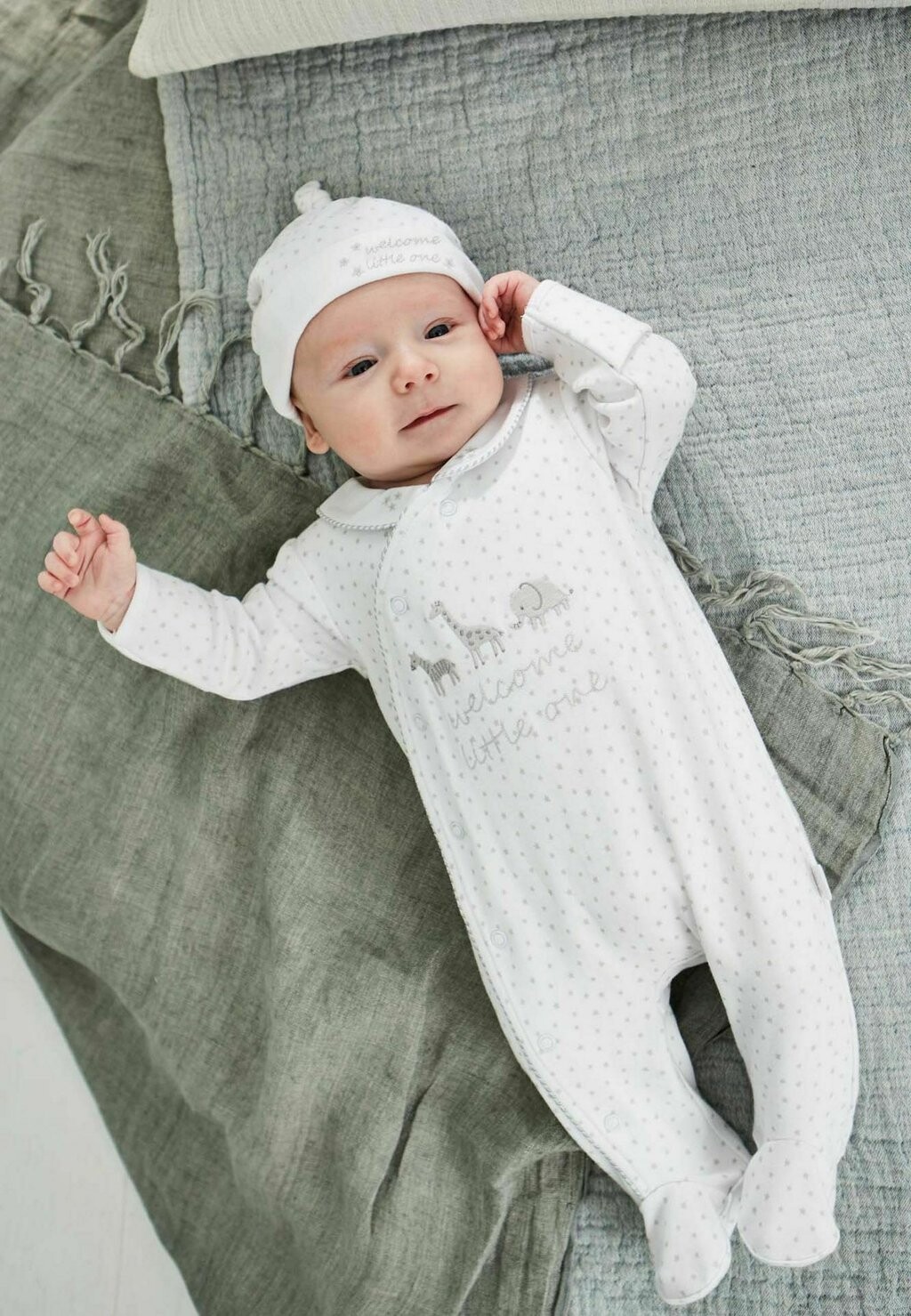 Комбинезон WELCOME LITTLE ONE JoJo Maman Bébé, цвет white
Комбинезон WELCOME LITTLE ONE JoJo Maman Bébé, цвет white