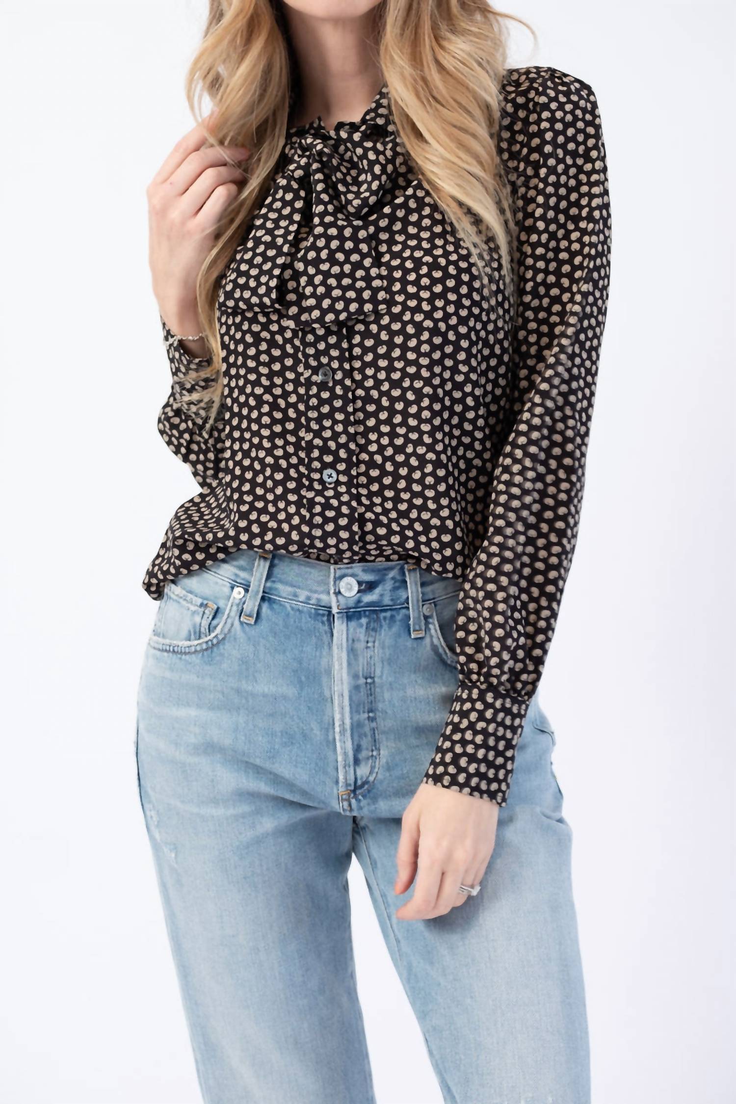 Блузка с завязкой в стиле 70-х годов с бежево-черным принтом круассанов Redone, Beige And Black Croissant Print
Блузка с завязкой в стиле 70-х годов с бежево-черным принтом круассанов Redone, Beige And Black Croissant Print