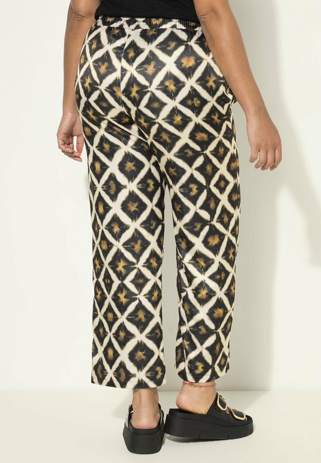 Брюки GERADES BEIN MIT ALLOVERDRUCK ELASTIKBUND Angel of Style, черный
Брюки GERADES BEIN MIT ALLOVERDRUCK ELASTIKBUND Angel of Style, черный