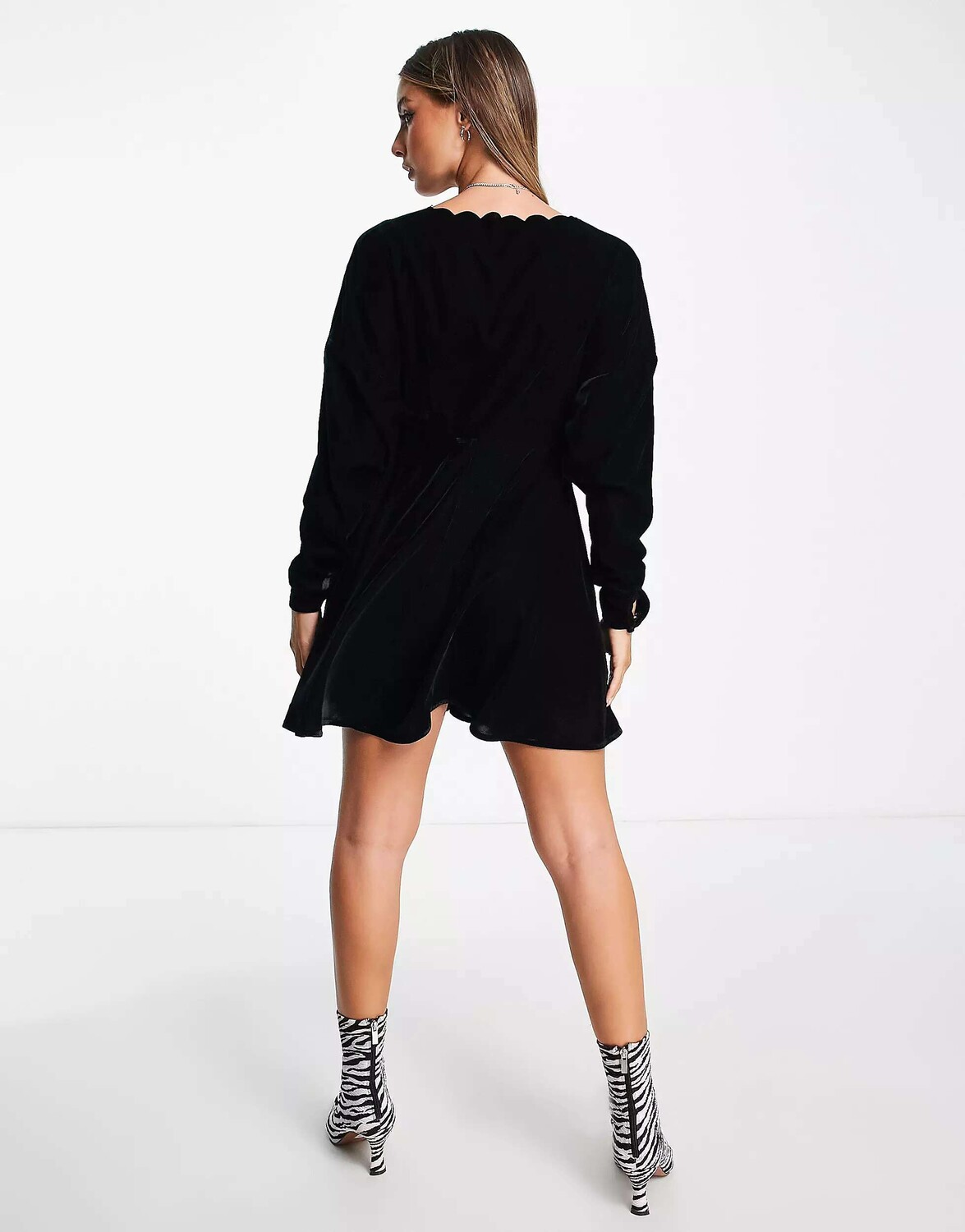 Черное бархатное мини-платье с решетчатым краем и вырезом на талии ASOS, Черный, Черное бархатное мини-платье с решетчатым краем и вырезом на талии ASOS