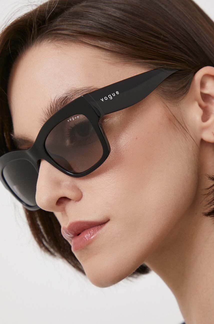 Солнцезащитные очки VOGUE, черный
Солнцезащитные очки VOGUE, черный