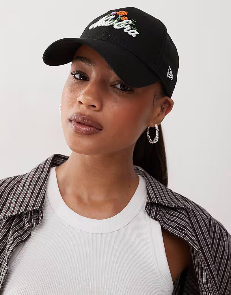 Кепка 9forty с логотипом New Era script и вышитым бисером цветочным узором черного цвета
Кепка 9forty с логотипом New Era script и вышитым бисером цветочным узором черного цвета