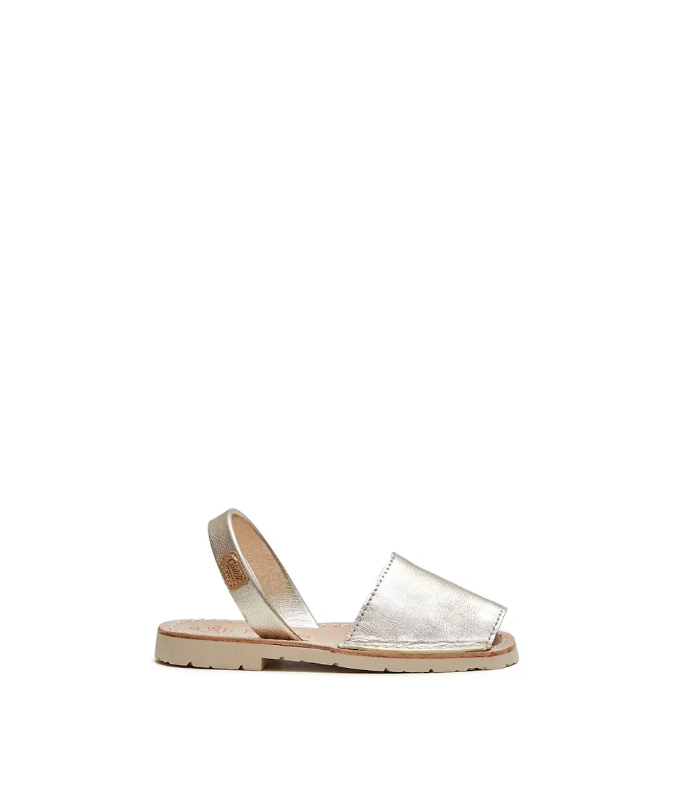 Сандалии Menorcan для девочек из кожи металлического цвета CASTELL MENORCA, золотой 
Сандалии Menorcan для девочек из кожи металлического цвета CASTELL MENORCA, золотой