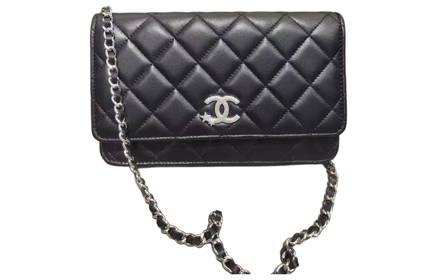 CHANEL Женская кожаная сумка через плечо черная
CHANEL Женская кожаная сумка через плечо черная