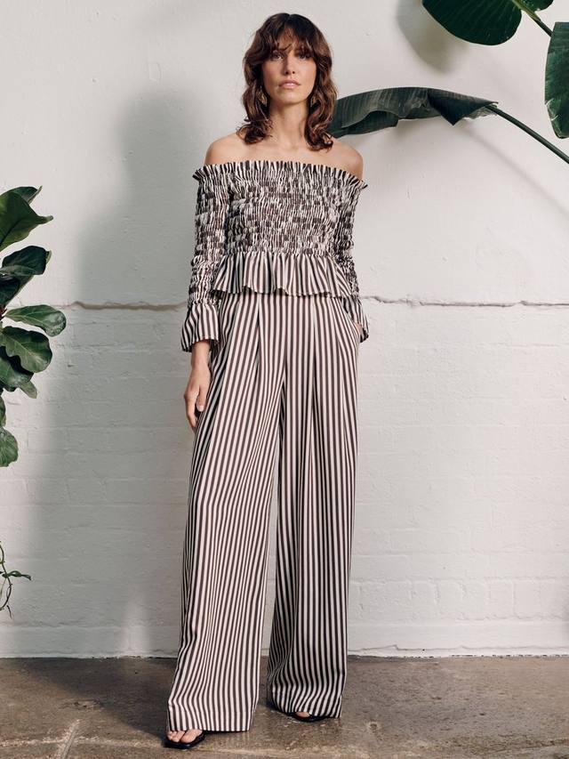 Топ в ивовую полоску с открытыми плечами VIVERE, цвет Cream/Brown
Топ в ивовую полоску с открытыми плечами VIVERE, цвет Cream/Brown