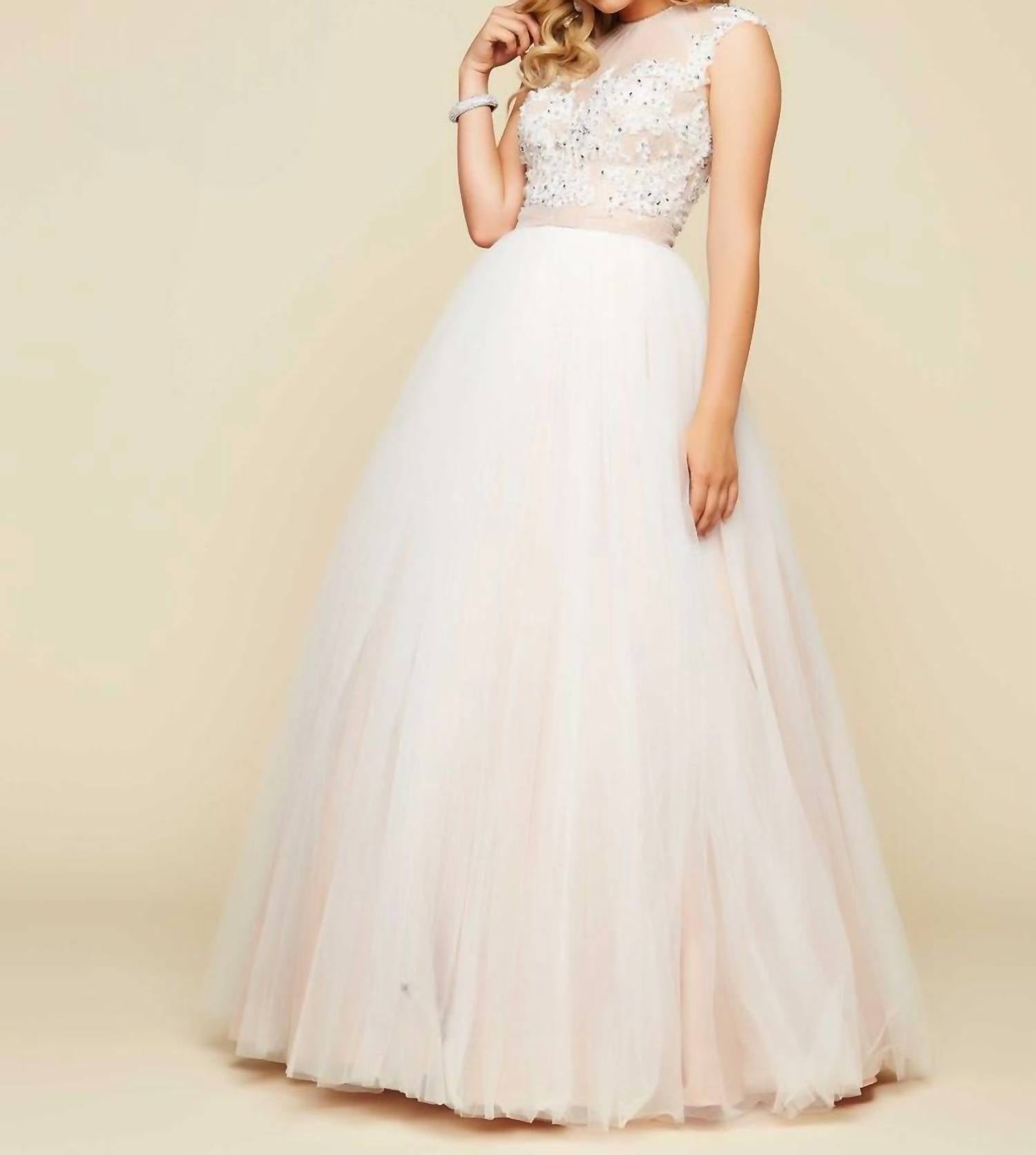 Бальное платье из тюля с иллюзией декольте цвета слоновой кости/телесного цвета Mac Duggal
Бальное платье из тюля с иллюзией декольте цвета слоновой кости/телесного цвета Mac Duggal