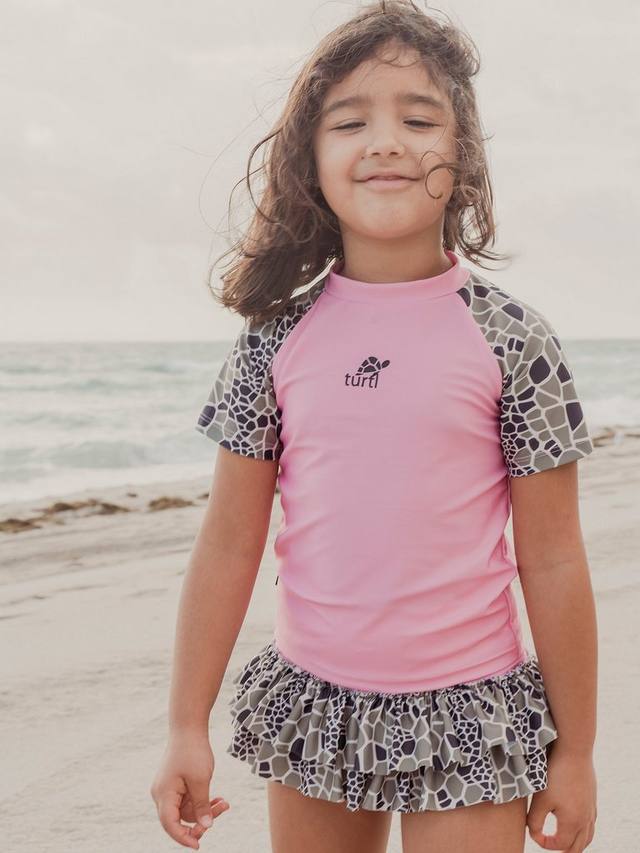Детский купальный комплект с рюшами из переработанного материала Turtl, Pink
Детский купальный комплект с рюшами из переработанного материала Turtl, Pink
