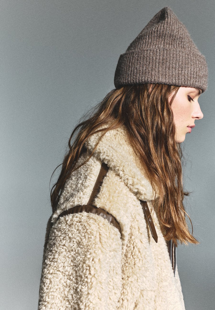 Шапка PULL&BEAR Beanie, Taupe
Шапка PULL&BEAR Beanie, Taupe