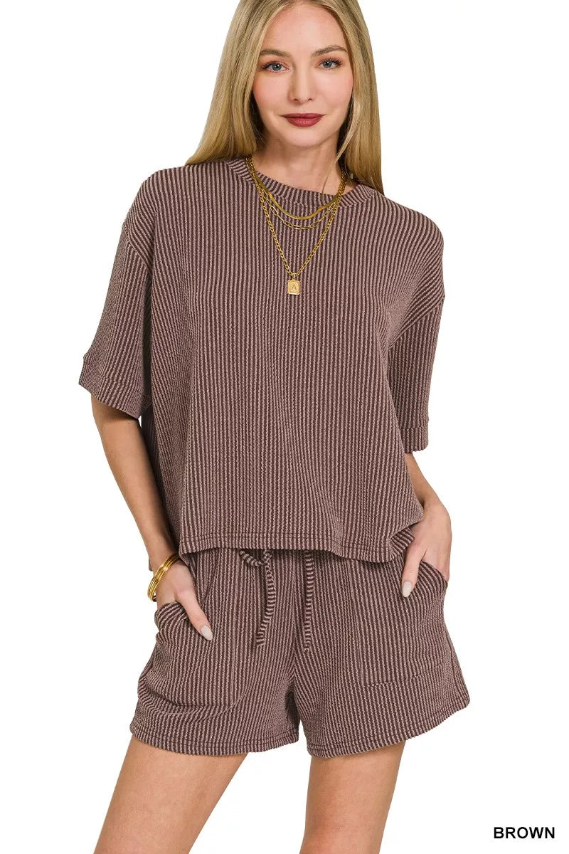 Комплект из футболки с коротким рукавом и шорт на завязках с рельефным рисунком TRUEDAMES, коричневый
Комплект из футболки с коротким рукавом и шорт на завязках с рельефным рисунком TRUEDAMES, коричневый