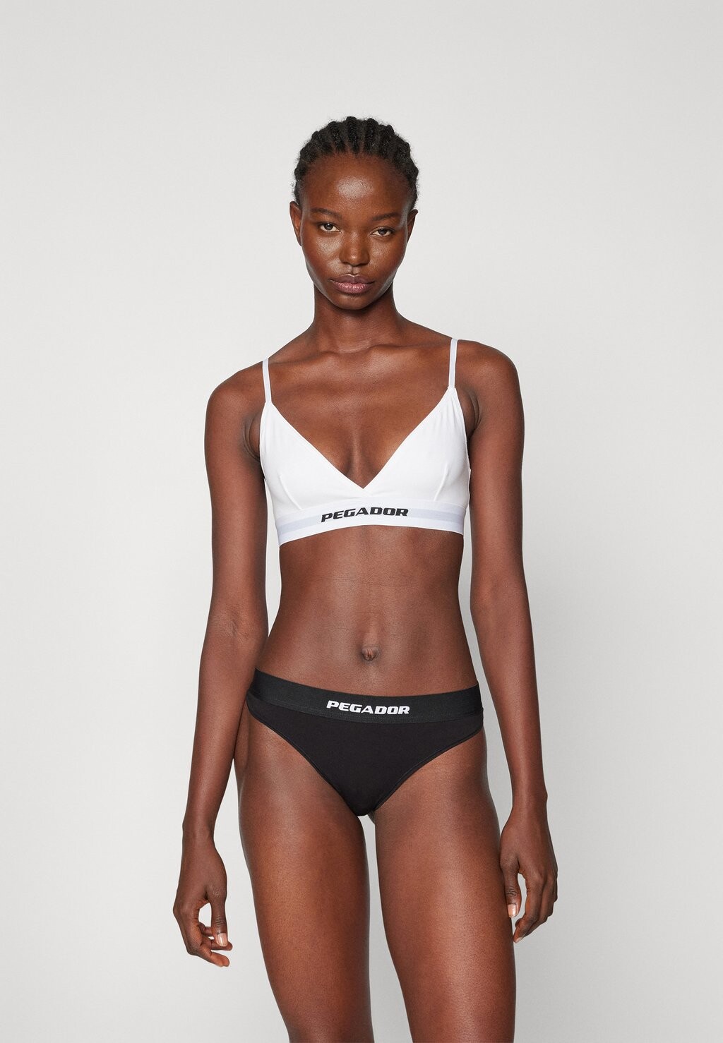 Бюстгальтер-треугольник Senya Triangle Bralette Pegador, белый/черный
Бюстгальтер-треугольник Senya Triangle Bralette Pegador, белый/черный