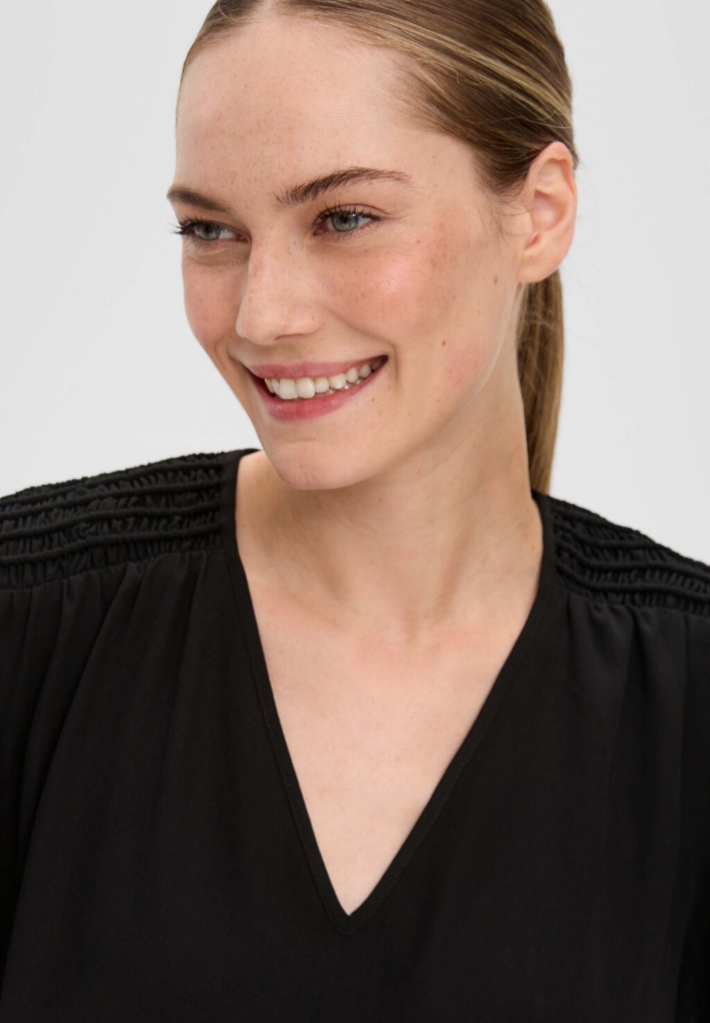 Блуза MIT SMOK-DETAIL s.Oliver BLACK LABEL, черный
Блуза MIT SMOK-DETAIL s.Oliver BLACK LABEL, черный