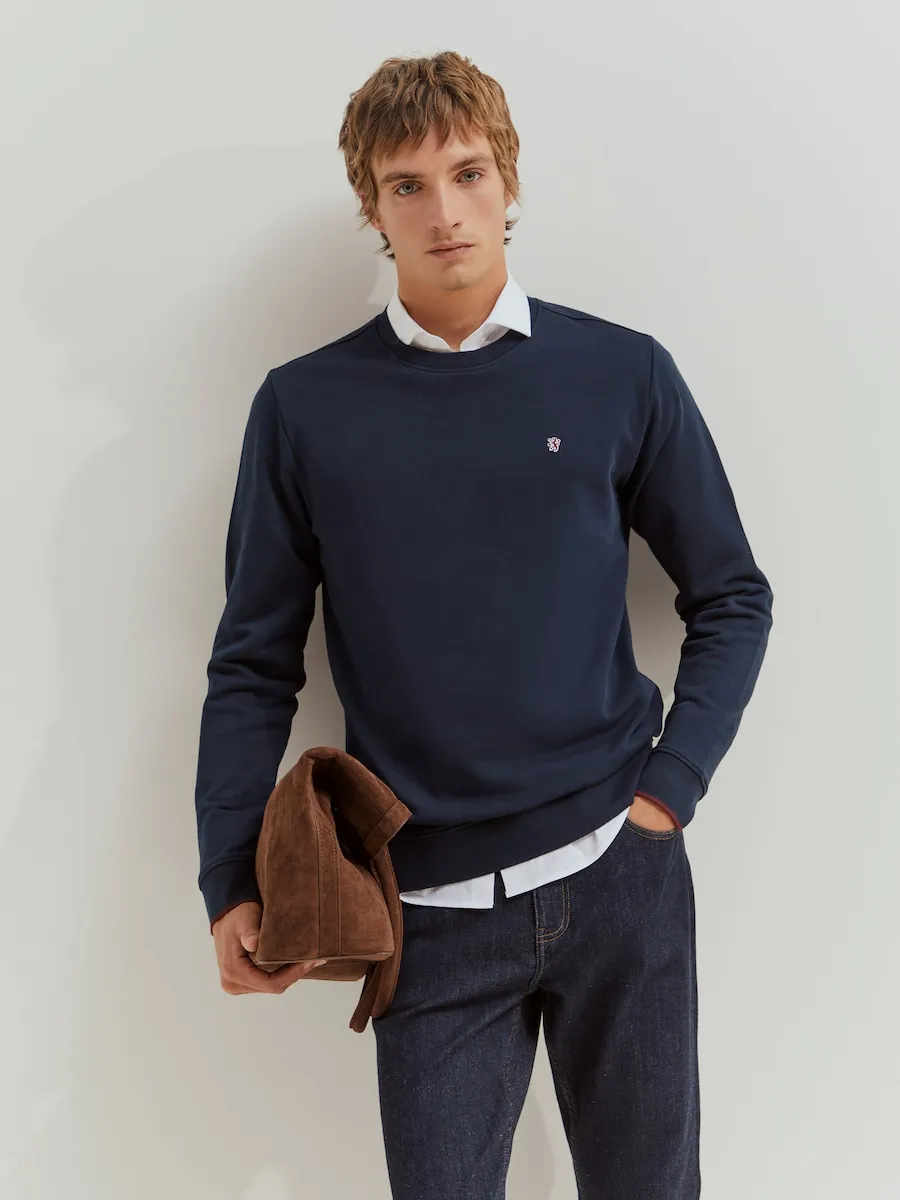 Мужской хлопковый джемпер с круглым вырезом темно-синего цвета Lion of Porches
Мужской хлопковый джемпер с круглым вырезом темно-синего цвета Lion of Porches