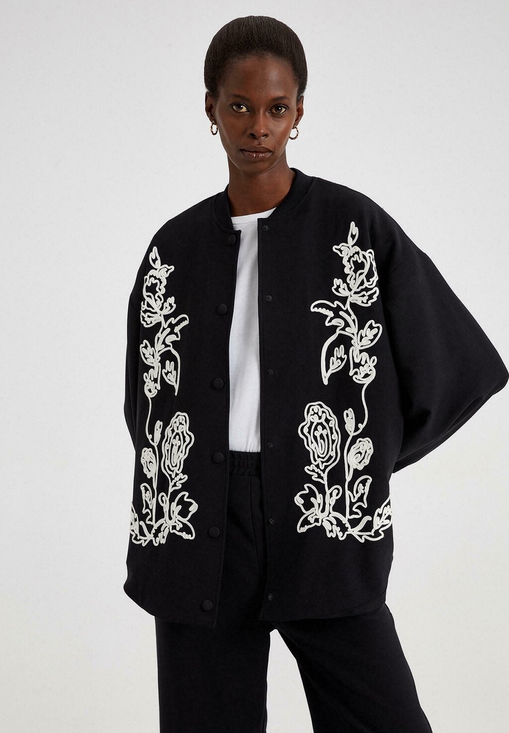 Легкая куртка Embroidered Touché Privé, черный
Легкая куртка Embroidered Touché Privé, черный