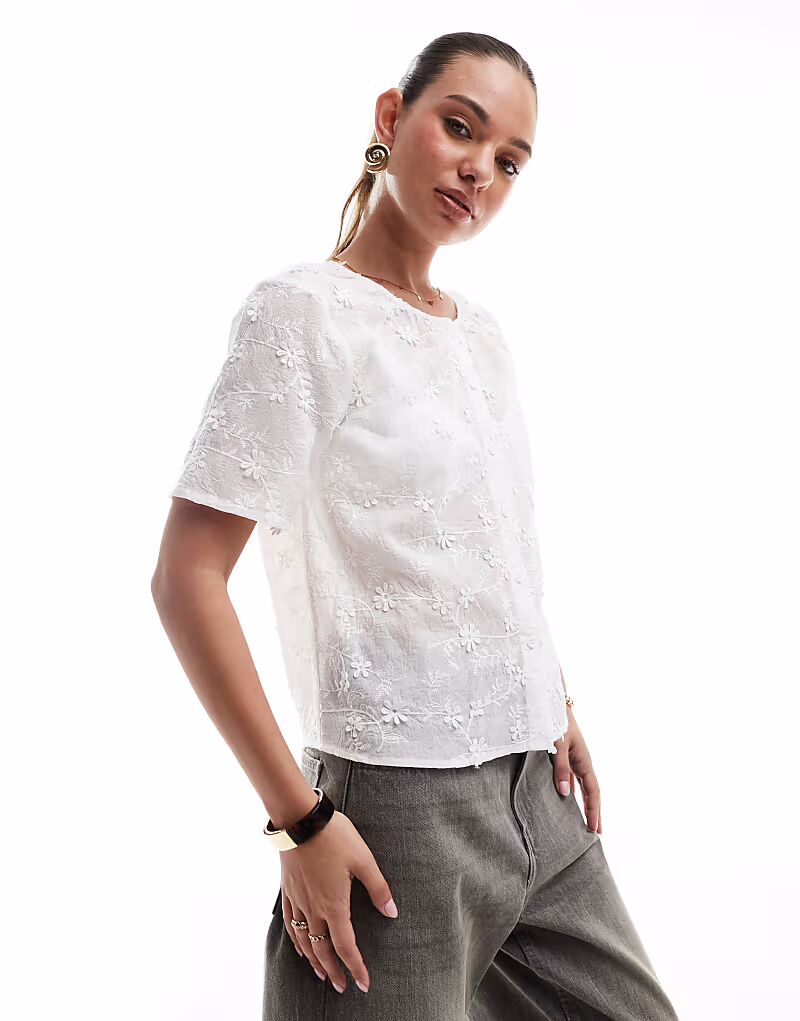 Топ с короткими рукавами и цветочной аппликацией на пуговицах спереди белого цвета Pieces
Топ с короткими рукавами и цветочной аппликацией на пуговицах спереди белого цвета Pieces