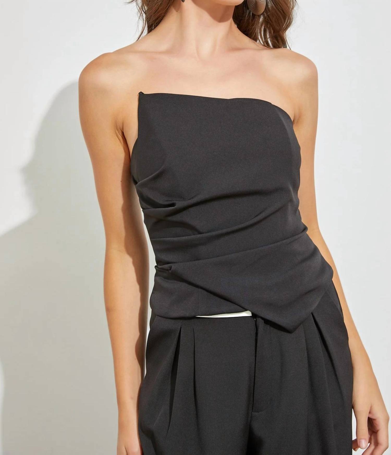 Асимметричный топ-труба черного цвета DO+BE
Асимметричный топ-труба черного цвета DO+BE