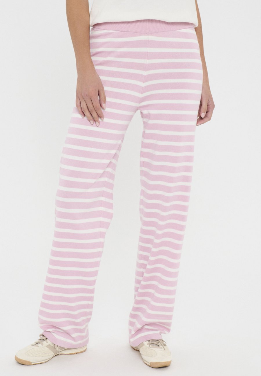 Брюки Saint Tropez MILA STRIPED, Pink Nectar Ice Mel Stripe/Pink
Брюки Saint Tropez MILA STRIPED, Pink Nectar Ice Mel Stripe/Pink