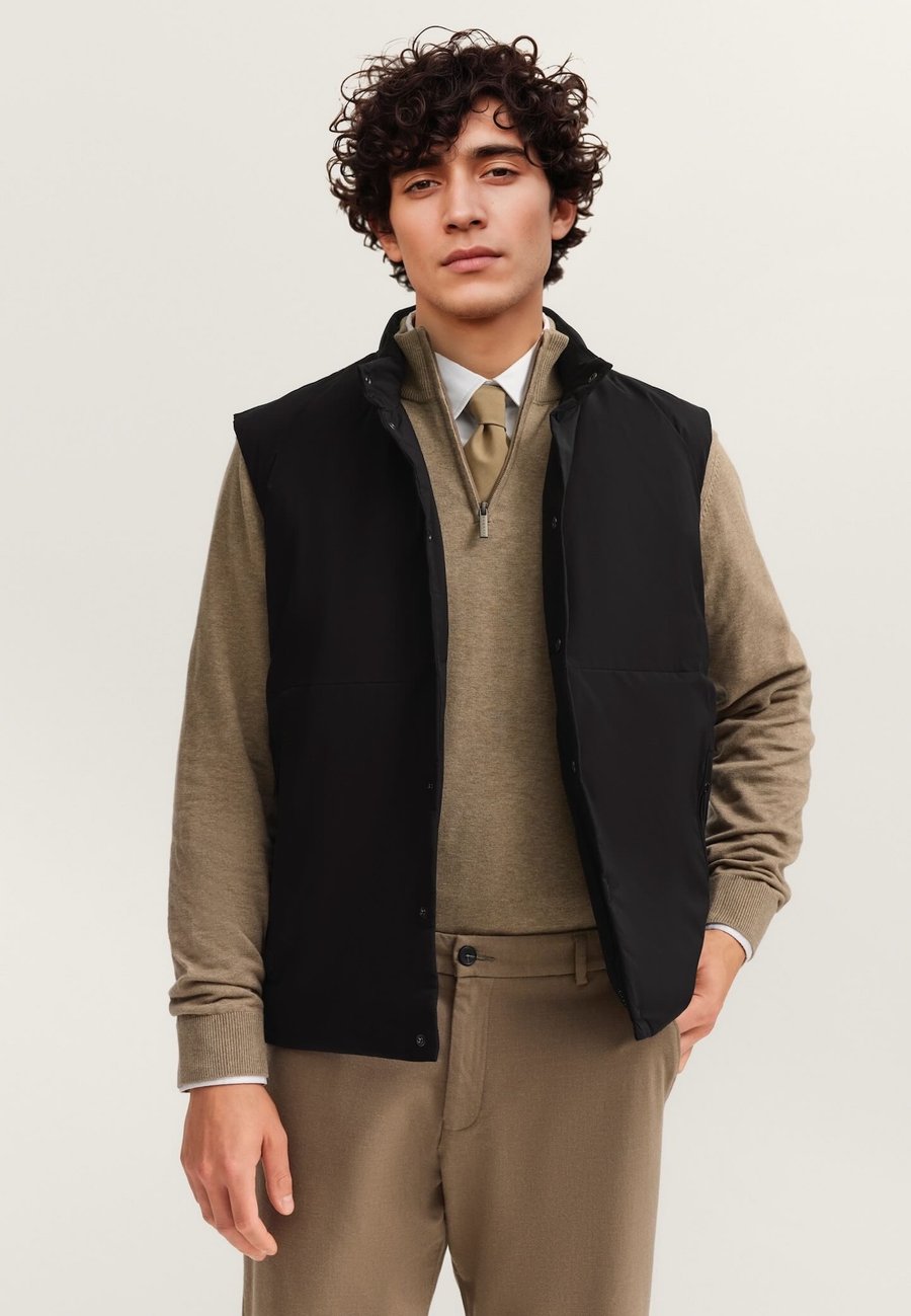 Куртка bugatti HEIZWESTE MIT POWERBANK-ANSCHLUSS, Schwarz/Black
Куртка bugatti HEIZWESTE MIT POWERBANK-ANSCHLUSS, Schwarz/Black