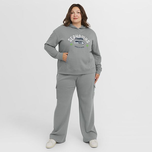 Женский серый лонгслив с капюшоном и брюками Seattle Seahawks plus size Wear By Erin Andrews
Женский серый лонгслив с капюшоном и брюками Seattle Seahawks plus size Wear By Erin Andrews