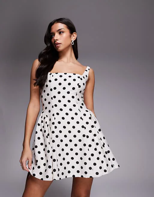 Белое платье мини в горошек со складками по бокам и квадратным вырезом Rare London
Белое платье мини в горошек со складками по бокам и квадратным вырезом Rare London