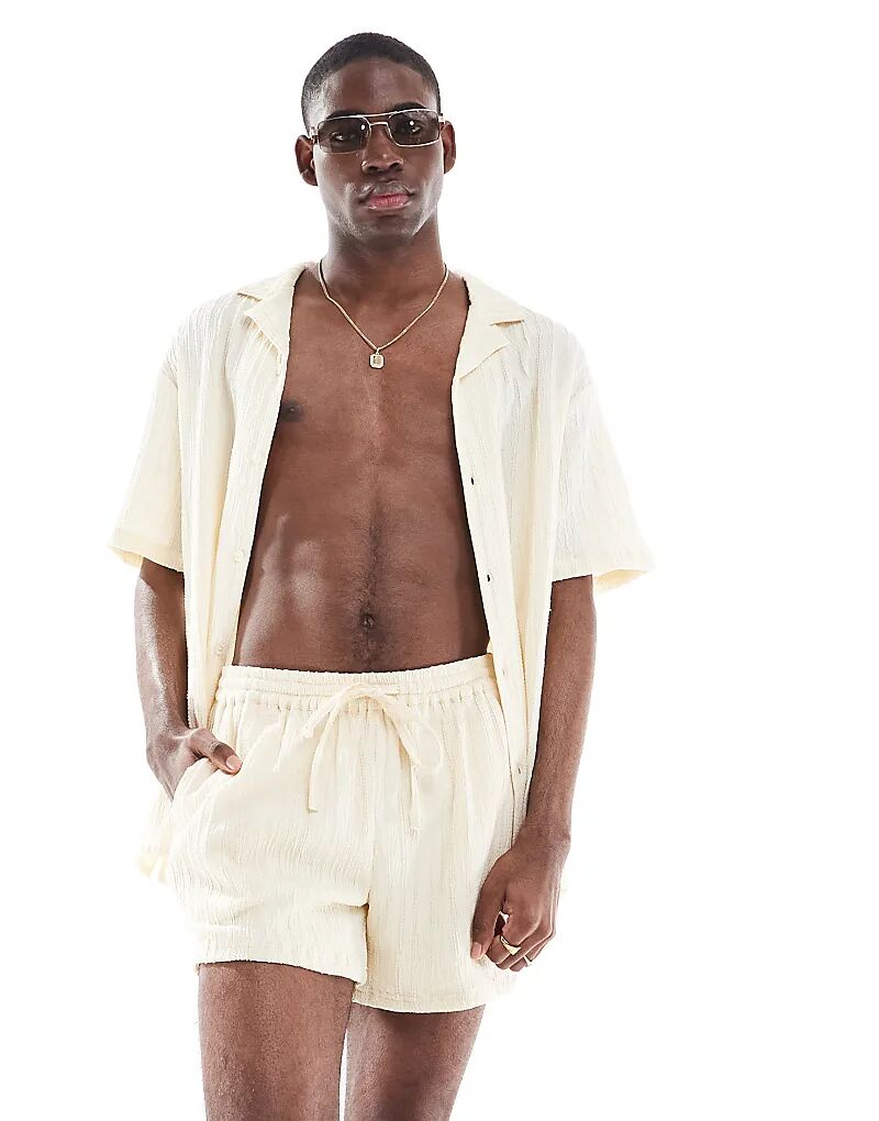 Текстурированные пляжные шорты Aray кремового цвета — часть комплекта
Текстурированные пляжные шорты Aray кремового цвета — часть комплекта