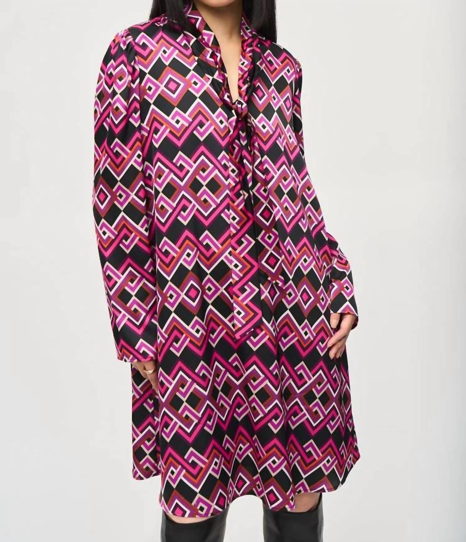 Атласное платье А-силуэта черного цвета Multi Joseph Ribkoff
Атласное платье А-силуэта черного цвета Multi Joseph Ribkoff