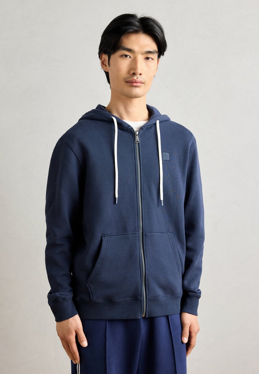Толстовка Scotch & Soda FULL ZIP LOGO HOODIE, Sky Captain/Blue
Толстовка Scotch & Soda FULL ZIP LOGO HOODIE, Sky Captain/Blue