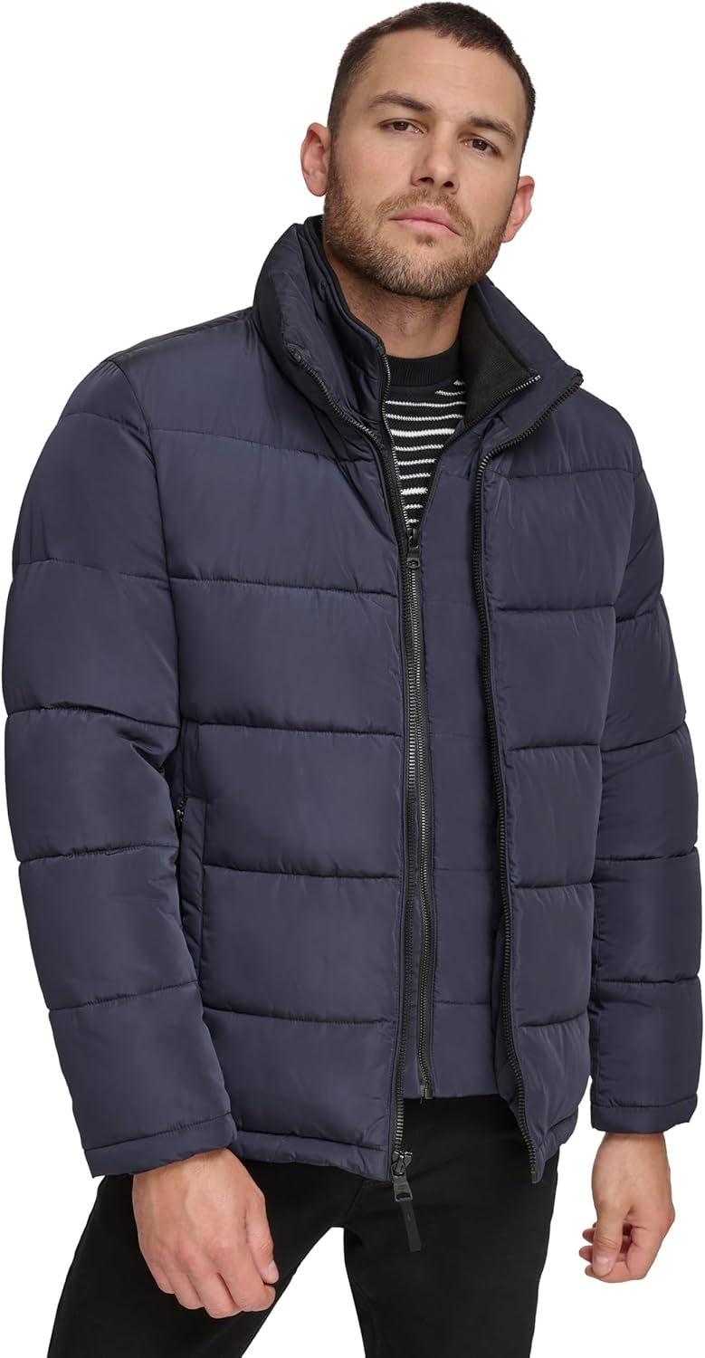 Мужская стеганая куртка Calvin Klein Heavyweight с утеплителем и застежкой-молнией спереди, True Navy
Мужская стеганая куртка Calvin Klein Heavyweight с утеплителем и застежкой-молнией спереди, True Navy