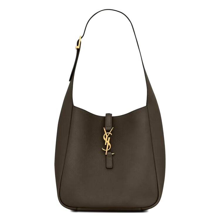 Сумка через плечо Saint Laurent Le 5 Á 7 Monogram Plaque Shoulder Bag, цвет Light Musk
Сумка через плечо Saint Laurent Le 5 Á 7 Monogram Plaque Shoulder Bag, цвет Light Musk