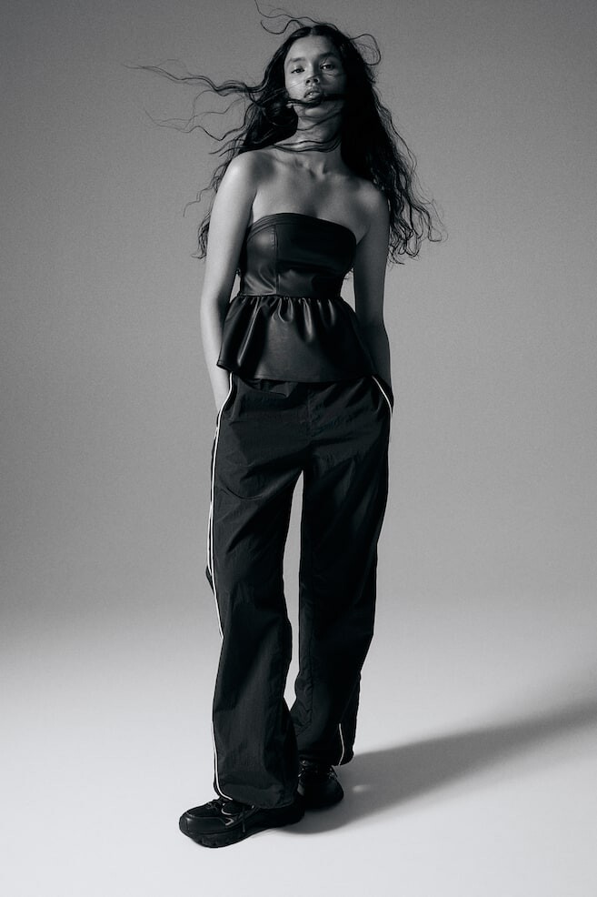 Топ бандо с баской H&M, черный
Топ бандо с баской H&M, черный