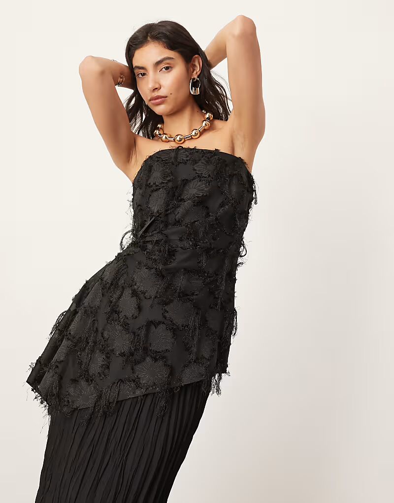 Удлиненный топ-бандо с жаккардовым цветочным принтом ASOS EDITION черного цвета
Удлиненный топ-бандо с жаккардовым цветочным принтом ASOS EDITION черного цвета