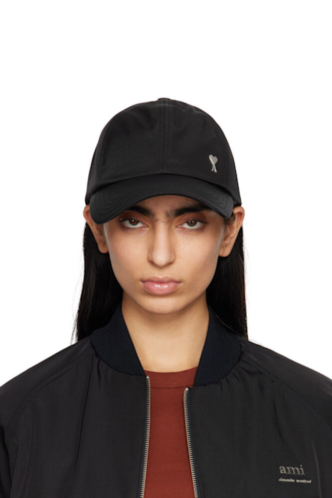 Черная кепка с заклепками Ami de Coeur из твила AMI Paris
Черная кепка с заклепками Ami de Coeur из твила AMI Paris