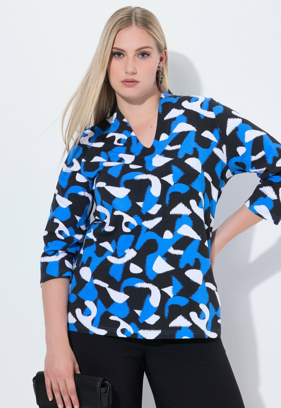 Блуза Ulla Popken GRAFISCHER DRUCK, KELCHKRAGEN, 3/4-ARM, Royal Blue
Блуза Ulla Popken GRAFISCHER DRUCK, KELCHKRAGEN, 3/4-ARM, Royal Blue