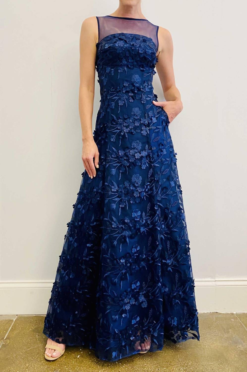 Платье макси с цветочной аппликацией в темно-синем цвете Hynes Park
Платье макси с цветочной аппликацией в темно-синем цвете Hynes Park