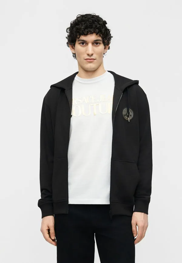 Толстовка на молнии с нашивкой и эмблемой Versace Jeans Couture, Black/Gold-Coloured, Черный, Толстовка на молнии с нашивкой и эмблемой Versace Jeans Couture, Black/Gold-Coloured
Толстовка на молнии с нашивкой и эмблемой Versace Jeans Couture, Black/Gold-Coloured, Черный, Толстовка на молнии с нашивкой и эмблемой Versace Jeans Couture, Black/Gold-Coloured